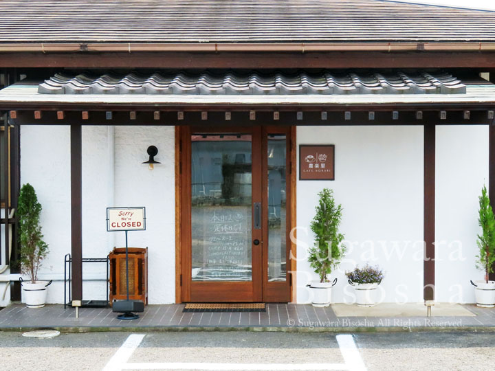 カフェのお洒落な電飾看板と入口壁面サイン3